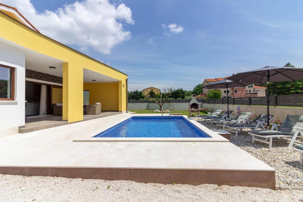 Modern Villa Eve In Medulin With Pool Near The Beach Экстерьер фото